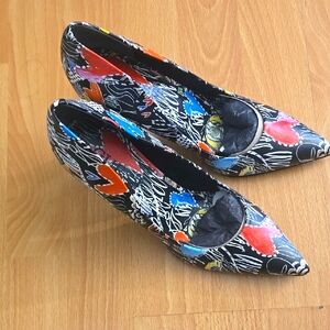 NWOT Guess Colorful Graphic Women's Shoes
